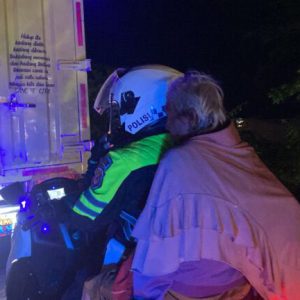 Aksi-Heroik-Polisi-di-Majalengka-Selamatkan-Lansia-di-Tengah-Arus-Mudik-Tol-Cipali