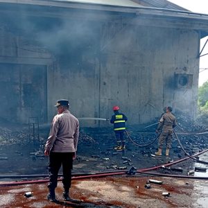 Polisi-Selidiki-Kebakaran-Gudang-PT-TSM-di-Palasah-Kerugian-Ditaksir-Rp20-Juta