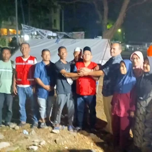 ketua-pmi-bireuen-edi-obama-bersama-korban-banjir